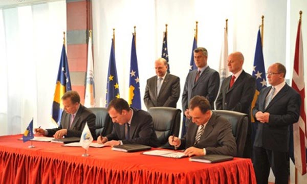 Potpisivanje spornog ugovora sa Bečelom 2010.