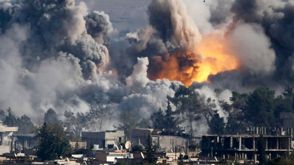 Oblak-dima-Kobani-u-Siriji,-nakon-americkog-napada