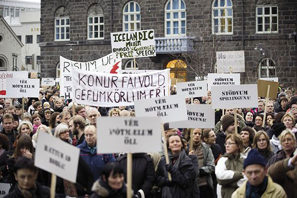 Protesti-na-Islandu-zbog-Torovim-bankama-s