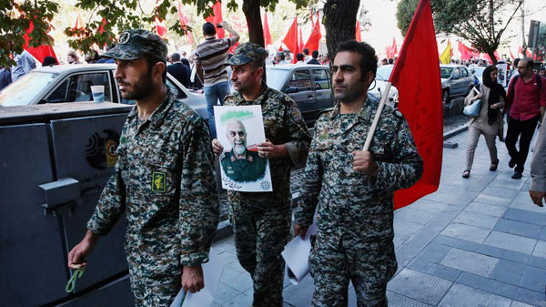 Iranski-vojnici-sa-posterom-poginulog