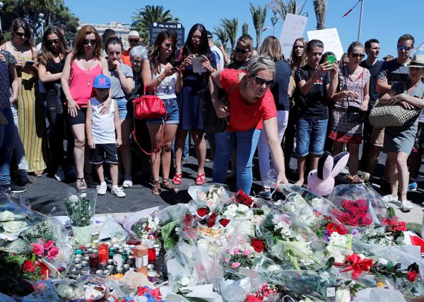 pomen žrtvama terorističkog napada u Nici