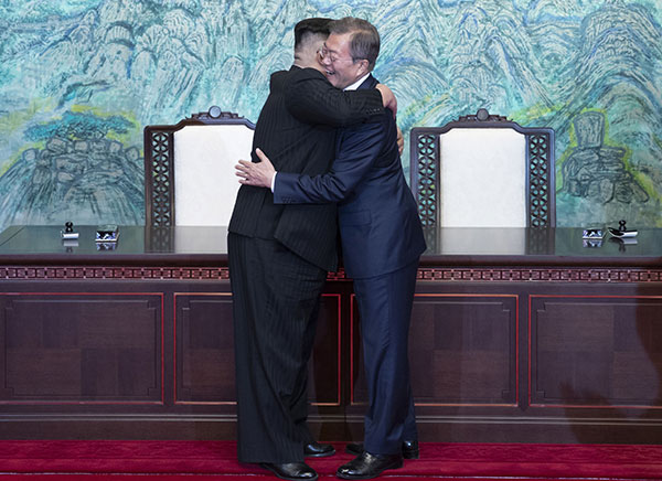 koreja-lideri-zagrljaj-