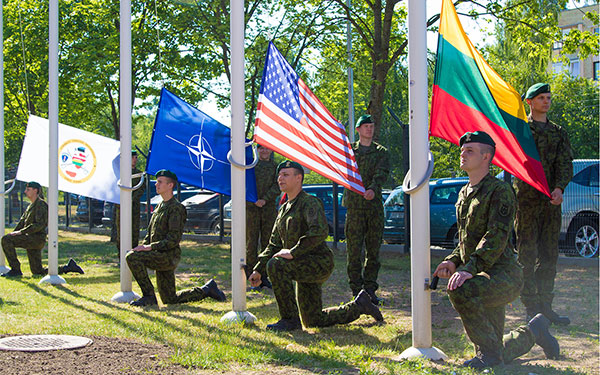 nato-vojnici-litvanija-zastave
