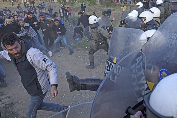 grci-polic-migranti-