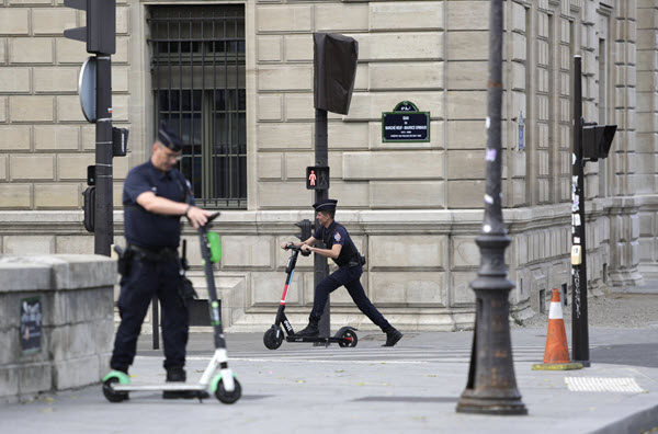 pariz policija skuteri