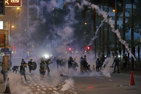 sukobi policije i demonstranata u Hong Kongu