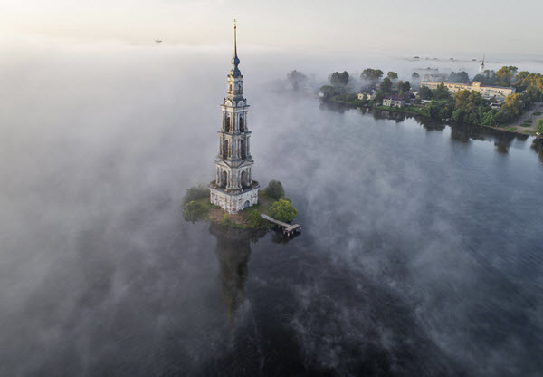 zvonik potopljenog manastira Svetog Nikole u reci Volgi