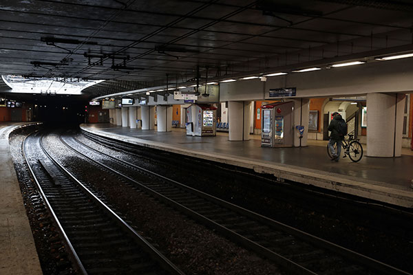 fra-metro-pariz-prazno-