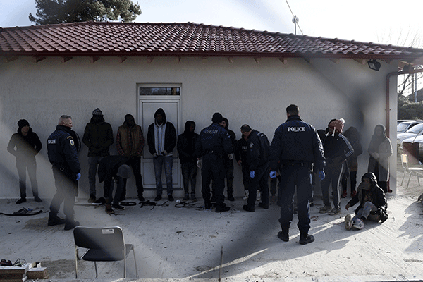 migranti-grcka-polic-2