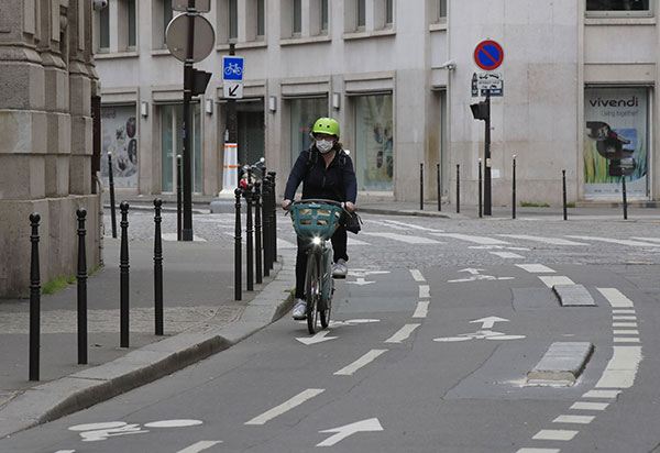 pariz-bicikl-pusto-