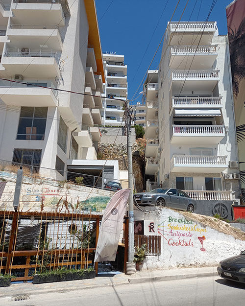 alb-3-Saranda---hoteli-su-gradjeni-uz-brdo