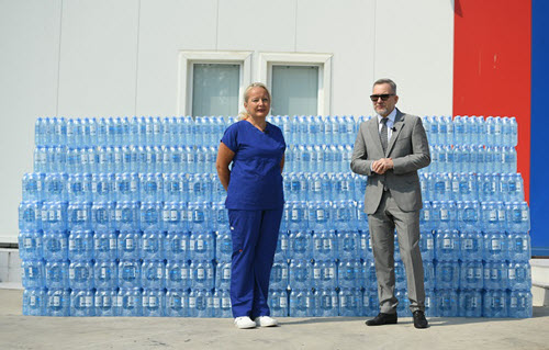 Kompanija NIS donirala vodu „Jazak“ bolnici u Batajnici