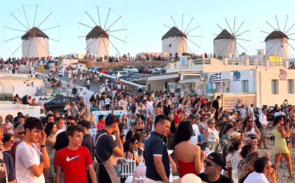 grci-turisti-mikonos-s
